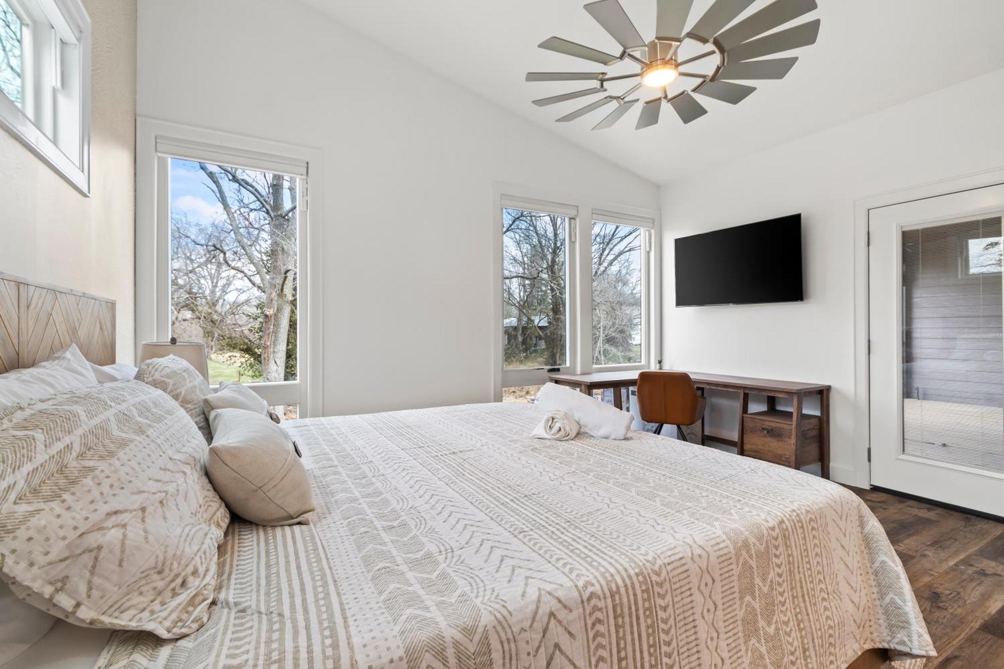 Hook St Art Pad: Just 5 Mins To Downtown Vibes!