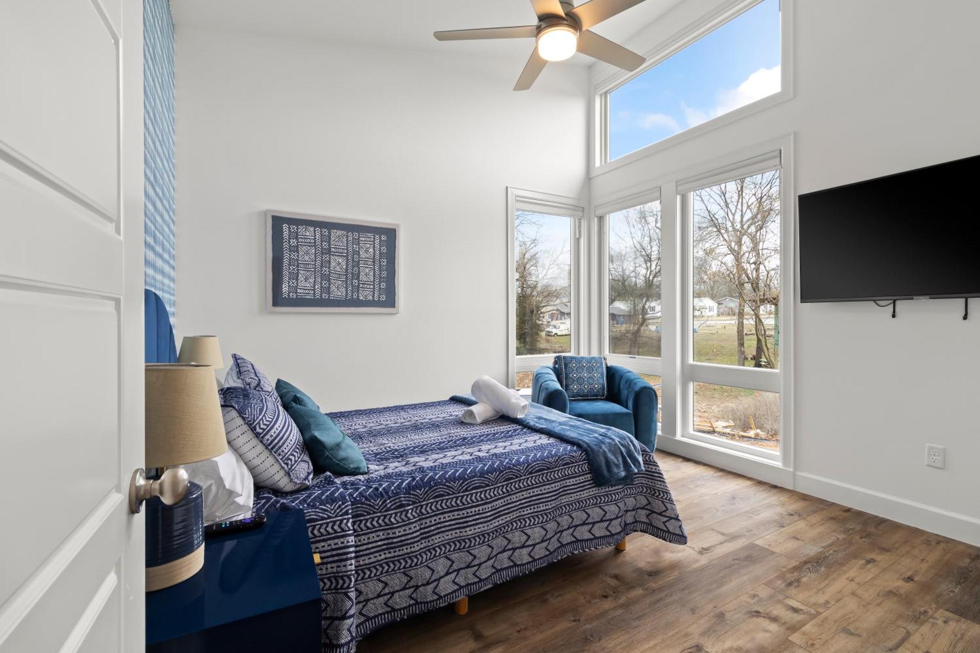 Hook St Art Pad: Just 5 Mins To Downtown Vibes! *