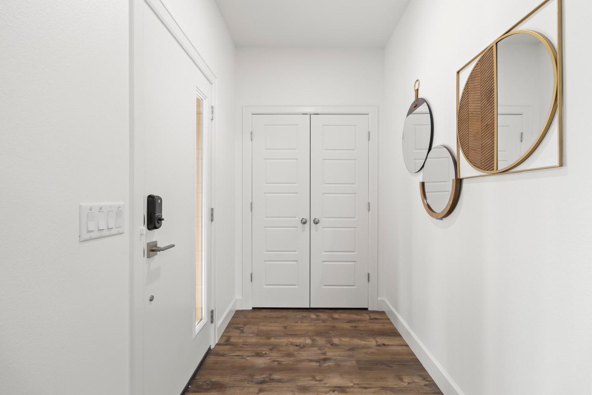 Hook St Art Pad: Just 5 Mins To Downtown Vibes! *