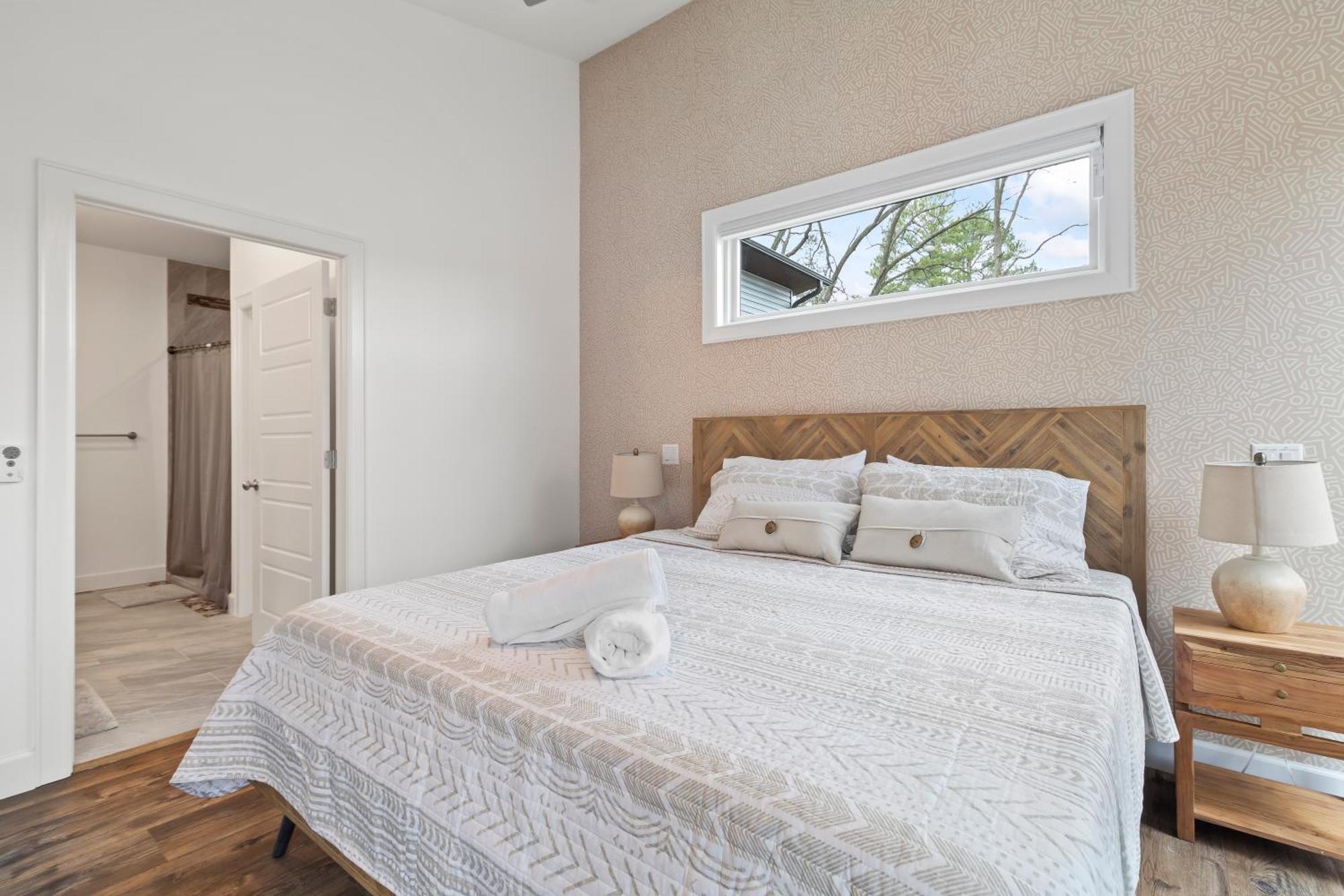Holiday home Hook St Art Pad: Just 5 Mins To Downtown Vibes!