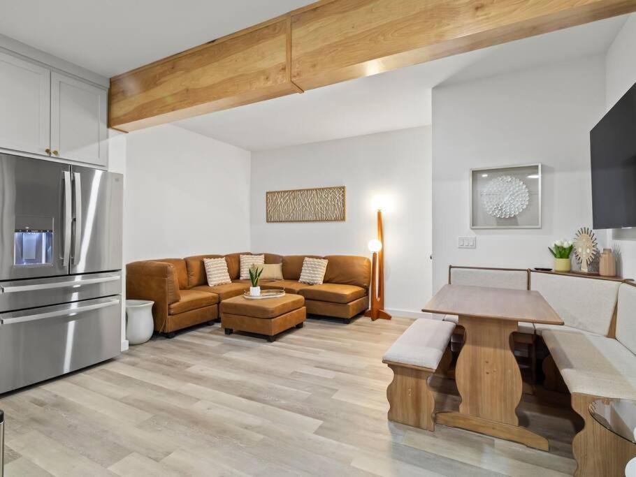 Hook St Art Pad: Just 5 Mins To Downtown Vibes! *