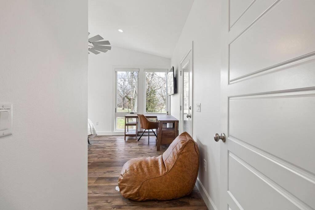 Hook St Art Pad: Just 5 Mins To Downtown Vibes!