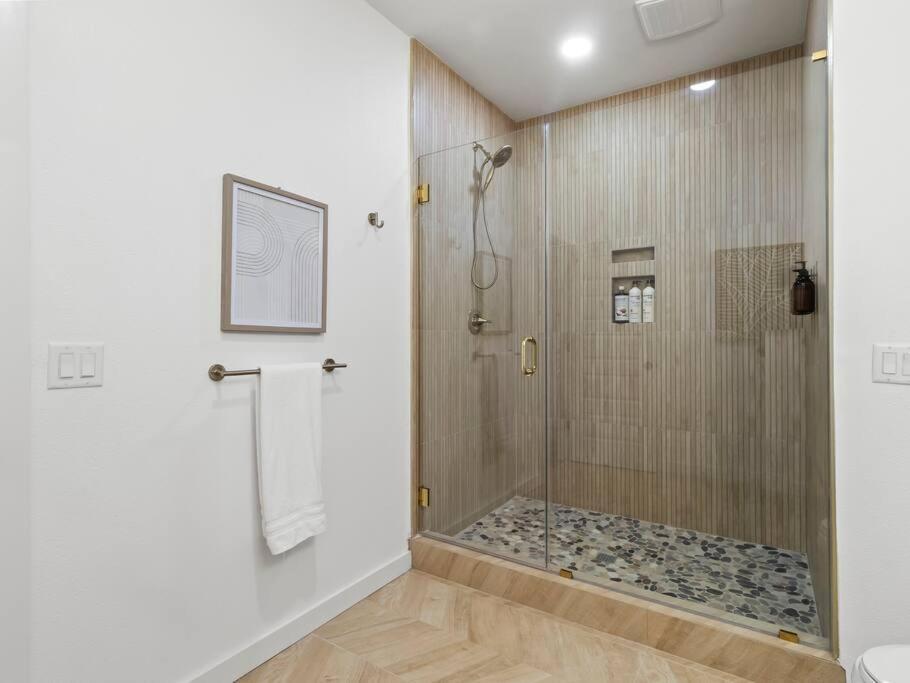 Hook St Art Pad: Just 5 Mins To Downtown Vibes! *