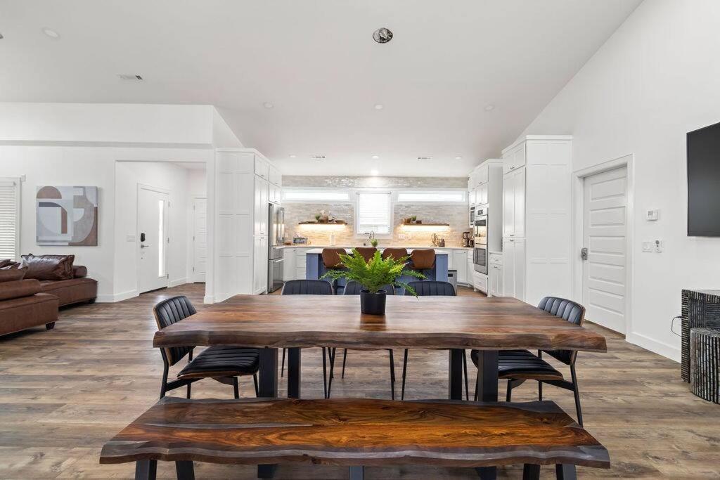Hook St Art Pad: Just 5 Mins To Downtown Vibes! Holiday home *