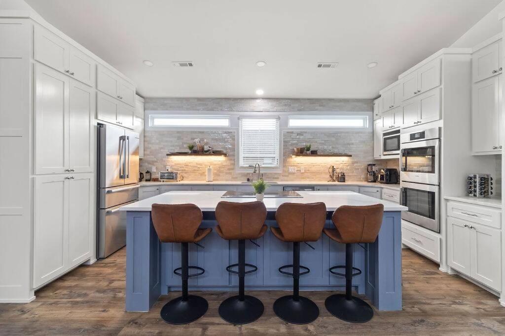 Holiday home Hook St Art Pad: Just 5 Mins To Downtown Vibes! *