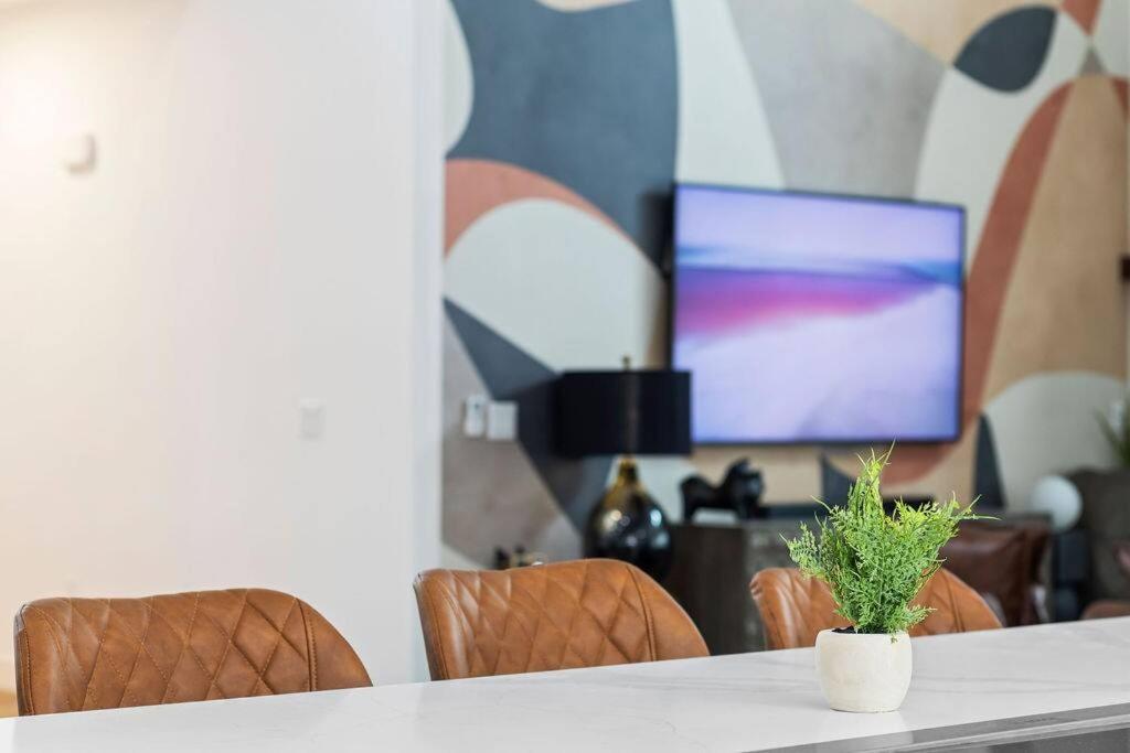 Hook St Art Pad: Just 5 Mins To Downtown Vibes! *