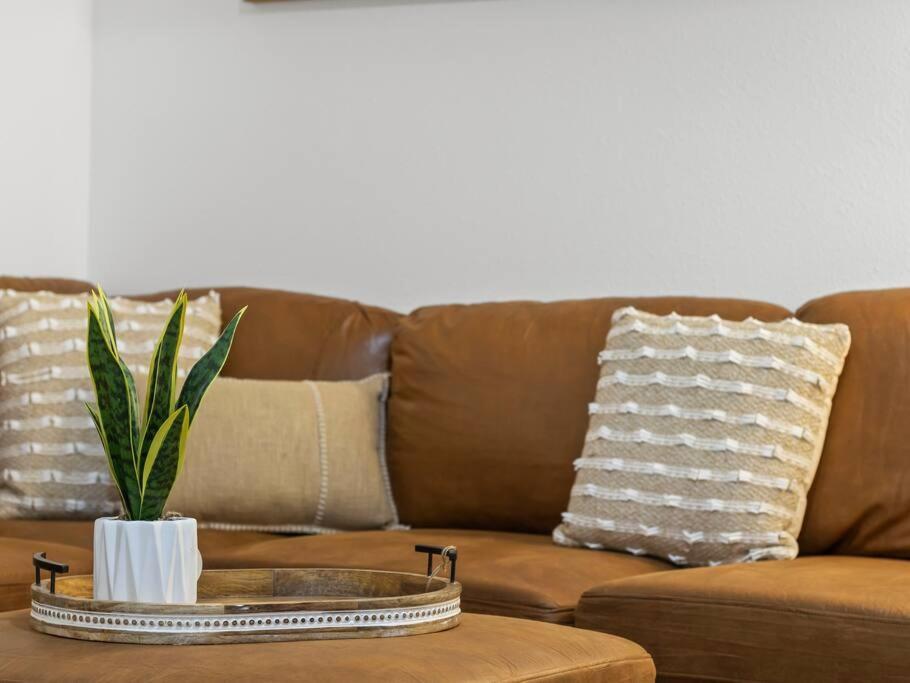 Hook St Art Pad: Just 5 Mins To Downtown Vibes! Holiday home *
