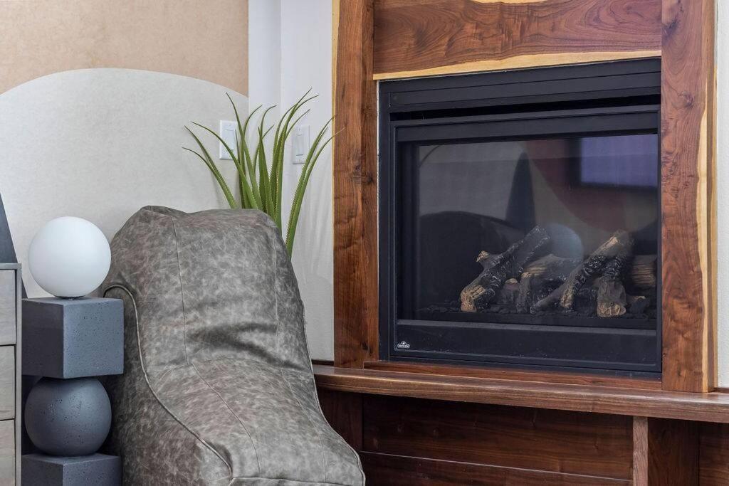 Hook St Art Pad: Just 5 Mins To Downtown Vibes!