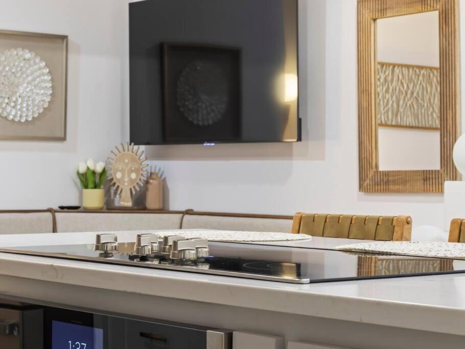 Hook St Art Pad: Just 5 Mins To Downtown Vibes! Holiday home *