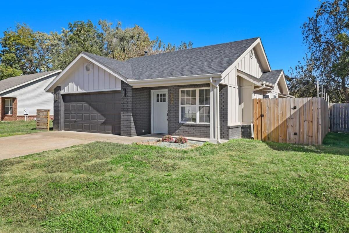 Easy E-0 3 Mi Walk To Dt & Momentary Holiday home Bentonville