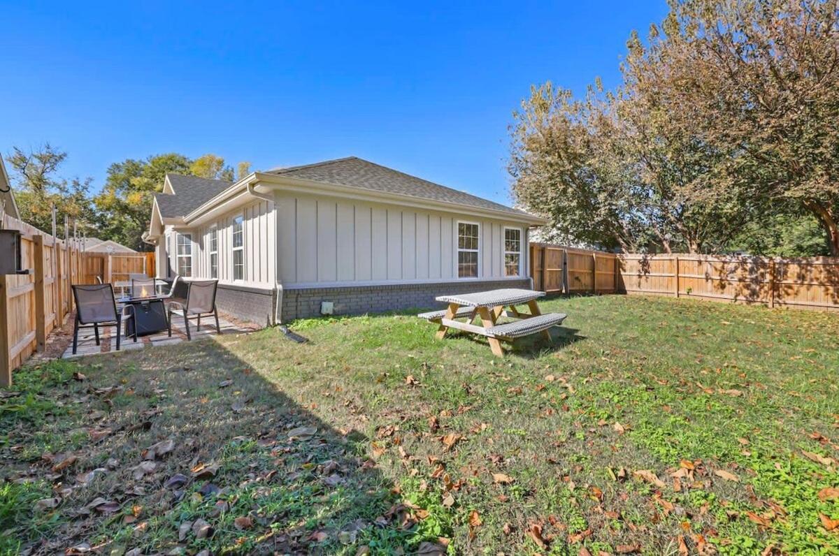 Easy E-0 3 Mi Walk To Dt & Momentary Holiday home Bentonville