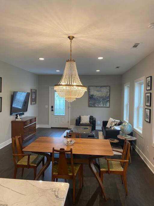 Carriage House On Historic Square Apartment