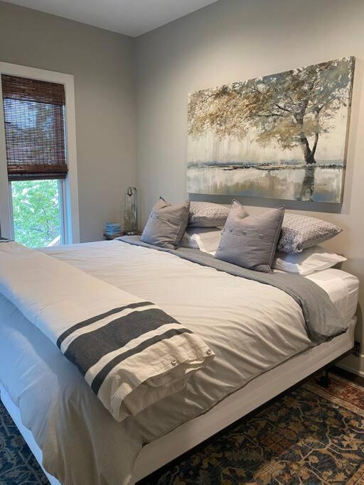 Carriage House On Historic Square Apartment