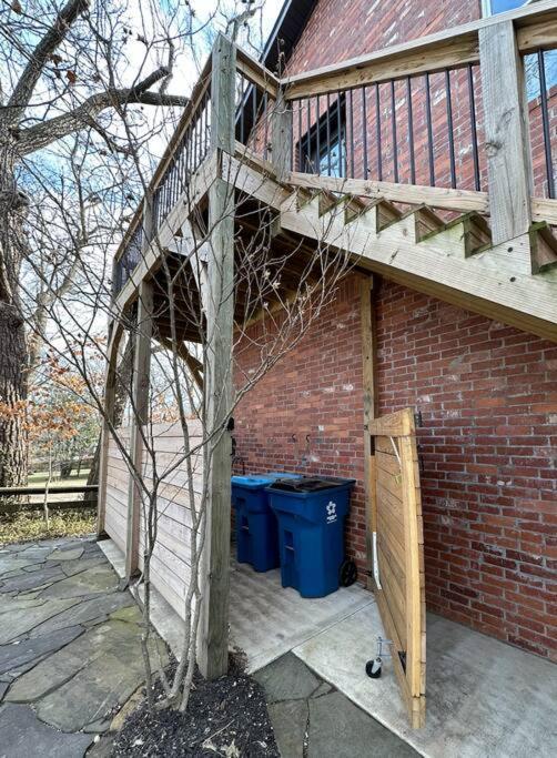 Carriage House On Historic Square Apartment *