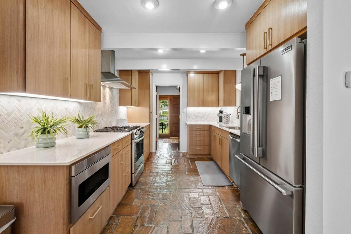 Sunny 1 Block To Dt Sleeps 10 *