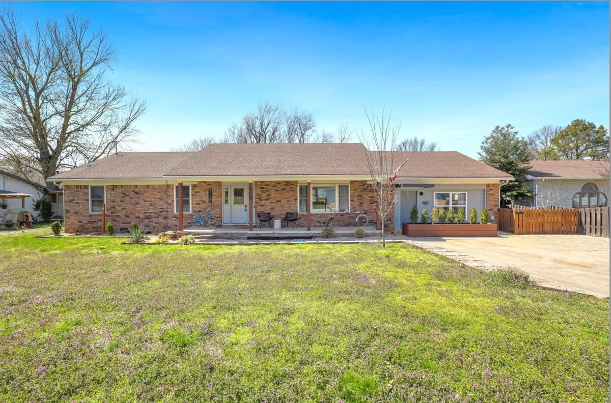 Emerald 1 Mi To Dt Holiday home Bentonville