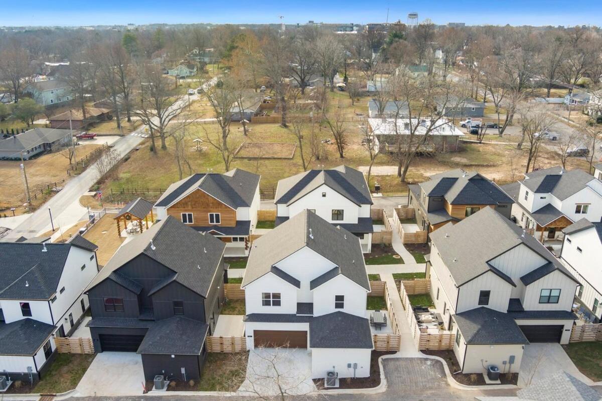 Ozark Oasis Walk To Dt Holiday home Bentonville