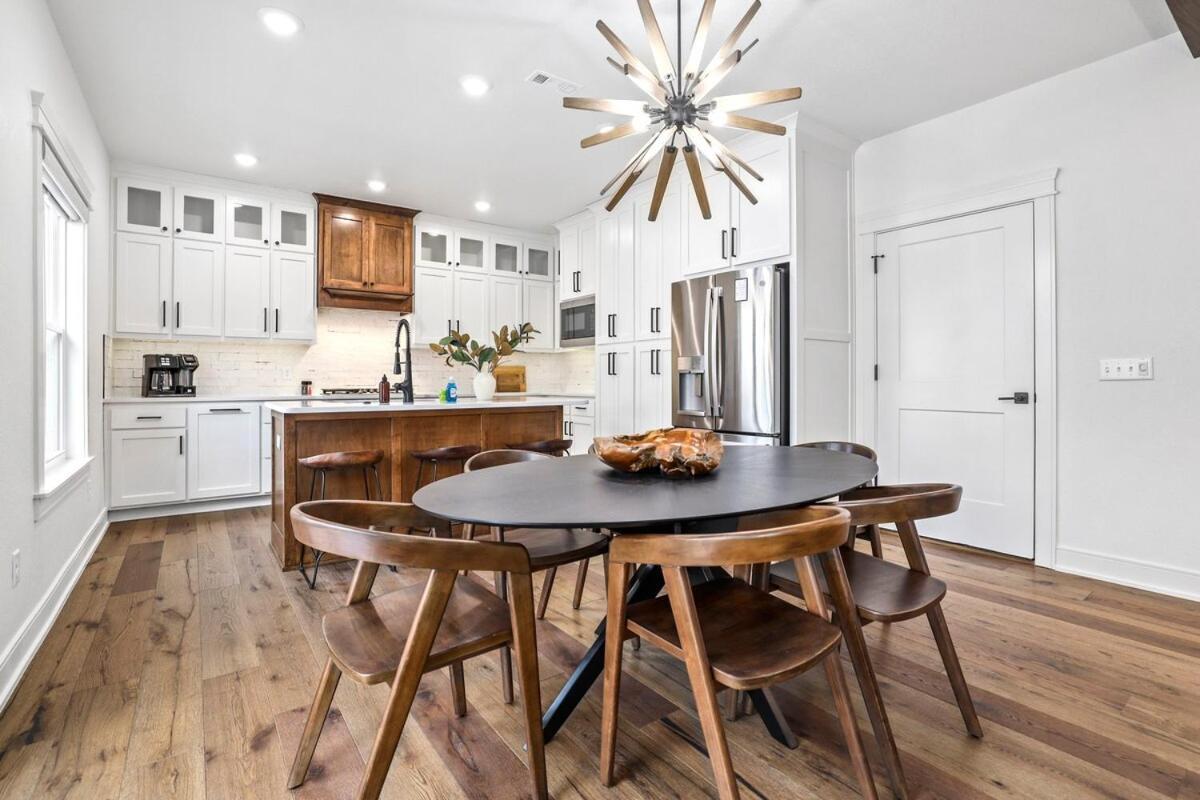 Ozark Oasis Walk To Dt Holiday home Bentonville