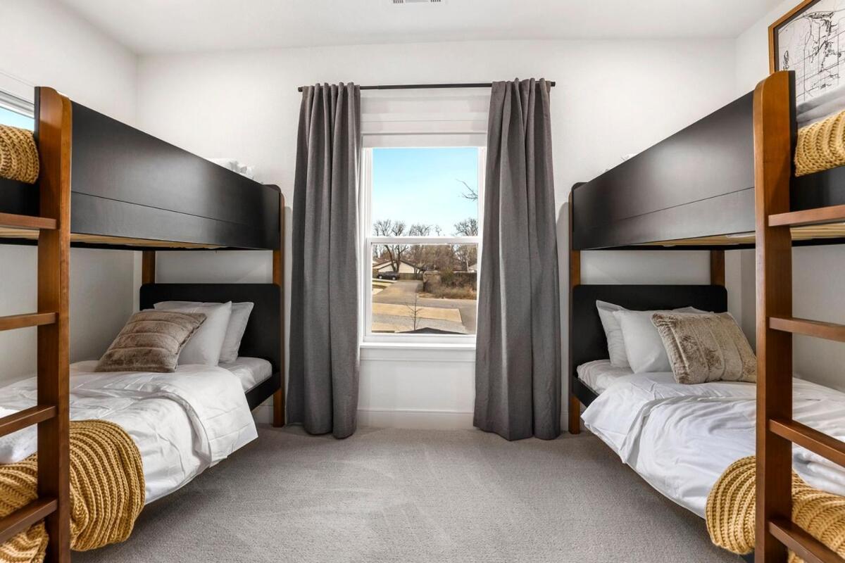 Ozark Oasis Walk To Dt Holiday home Bentonville