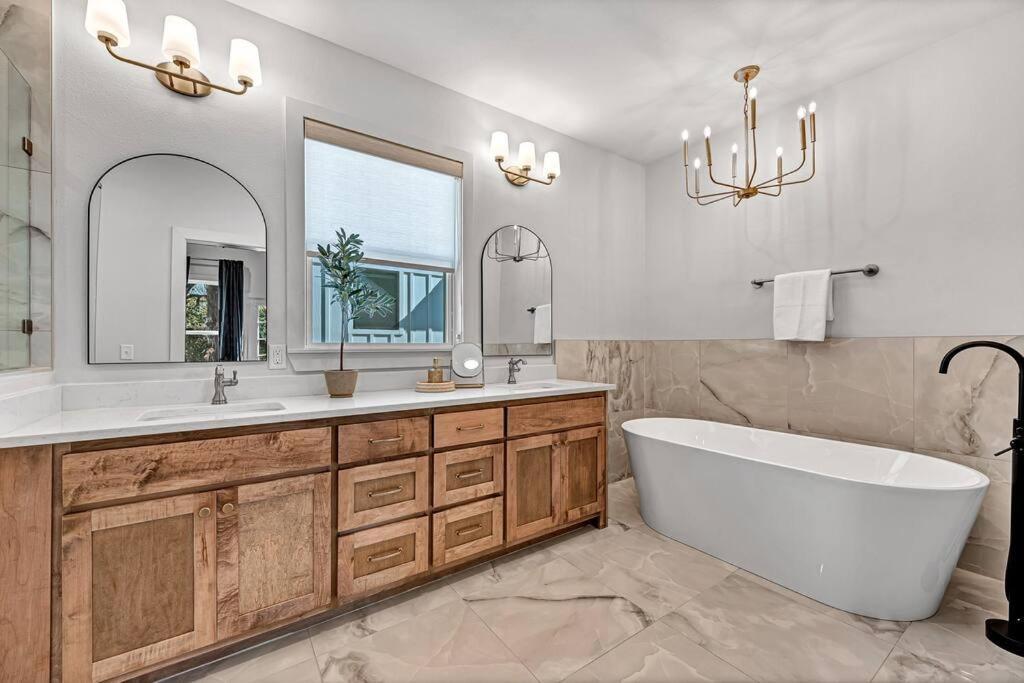 Lux Haus Bentonville, Momentary Views & Bike Trail * Bentonville
