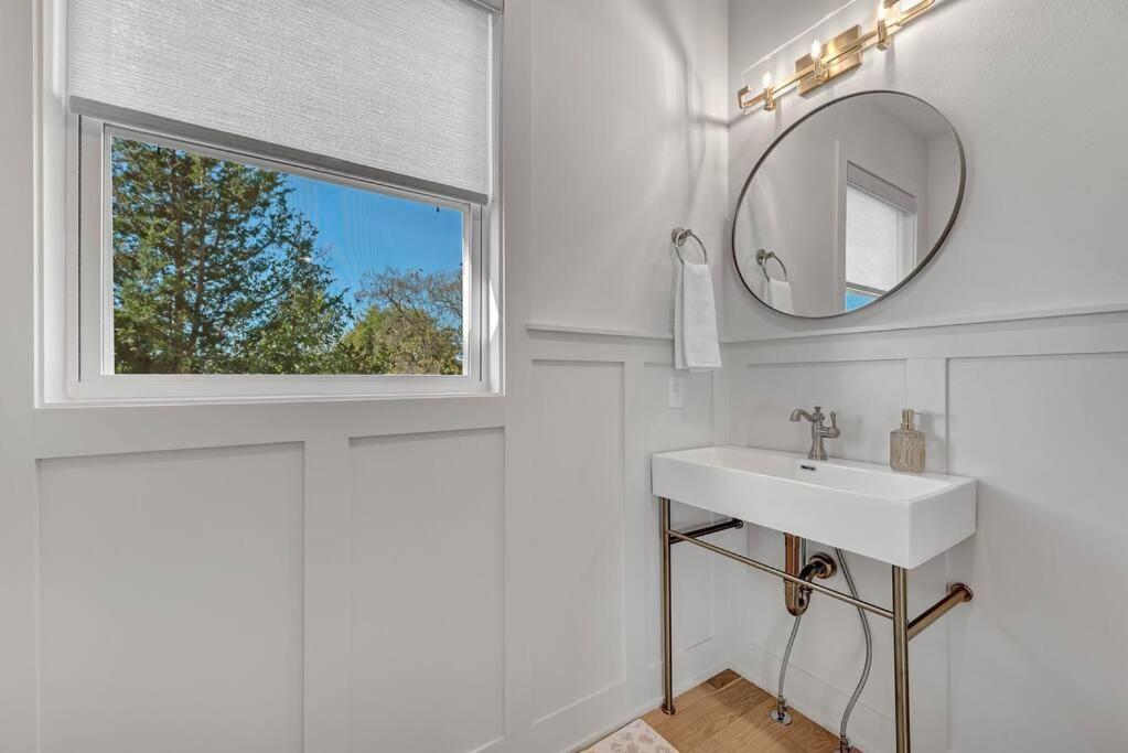 Holiday home Lux Haus Bentonville, Momentary Views & Bike Trail *