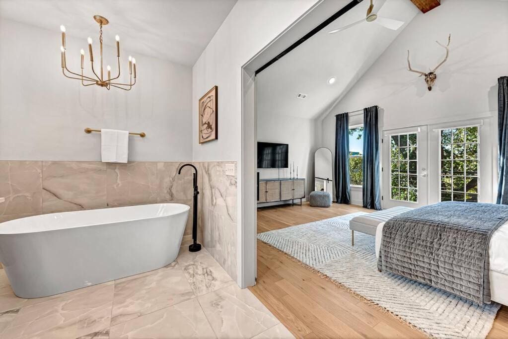 Lux Haus Bentonville, Momentary Views & Bike Trail Holiday home *