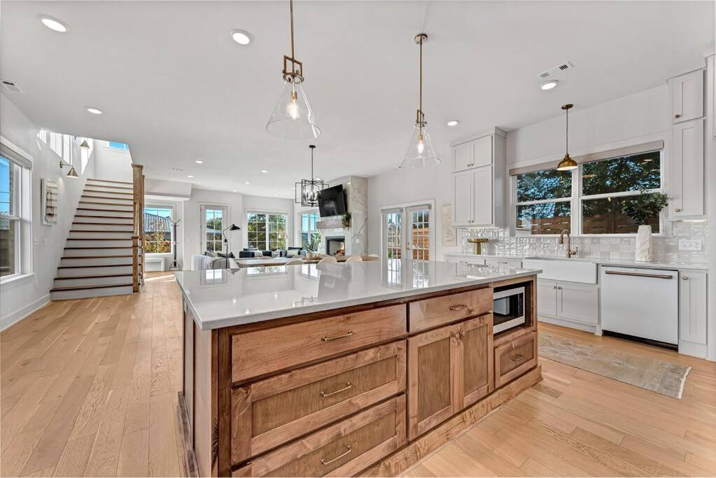 Lux Haus Bentonville, Momentary Views & Bike Trail Holiday home *
