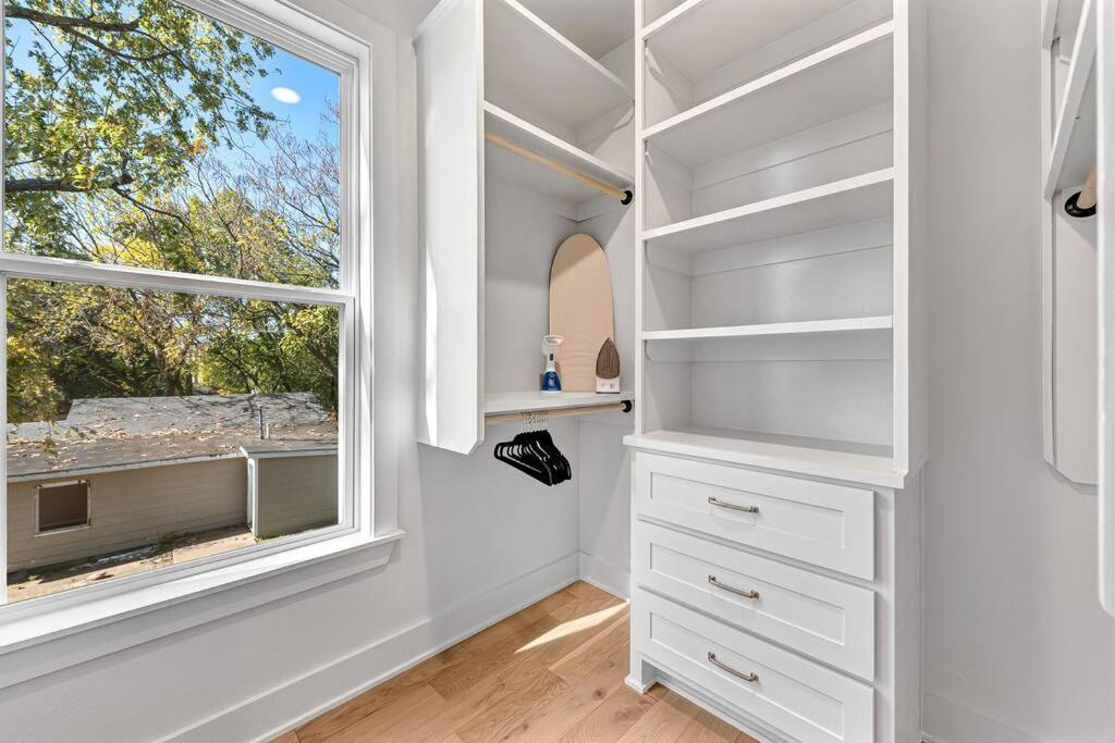 Lux Haus Bentonville, Momentary Views & Bike Trail Holiday home