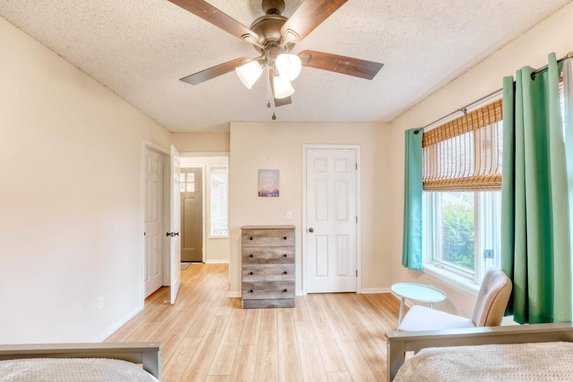 Modern Retreat - Sleeps 6 Near Trails Holiday home