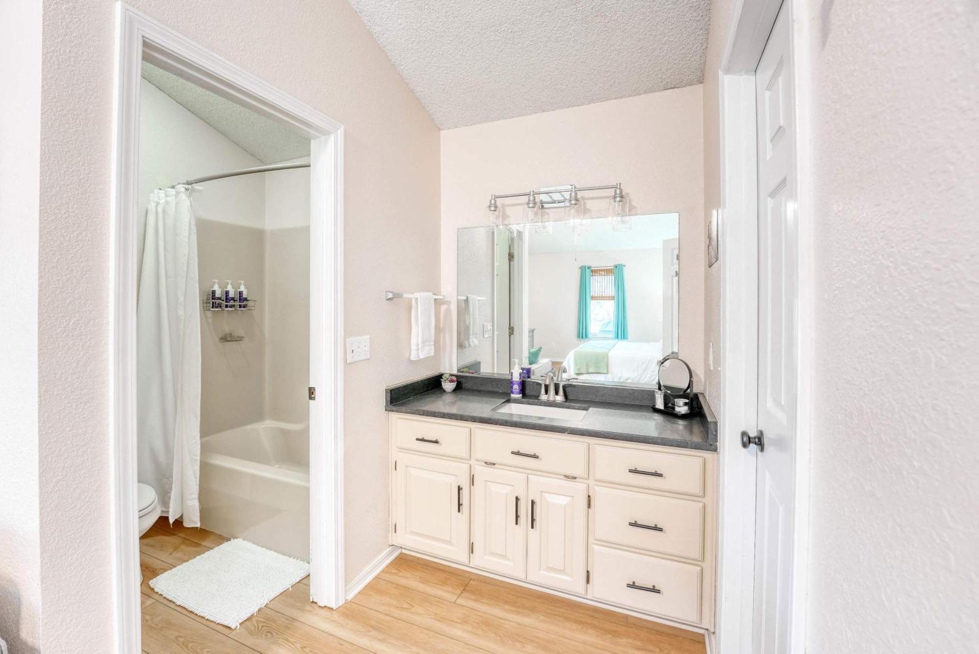 Holiday home Modern Retreat - Sleeps 6 Near Trails *
