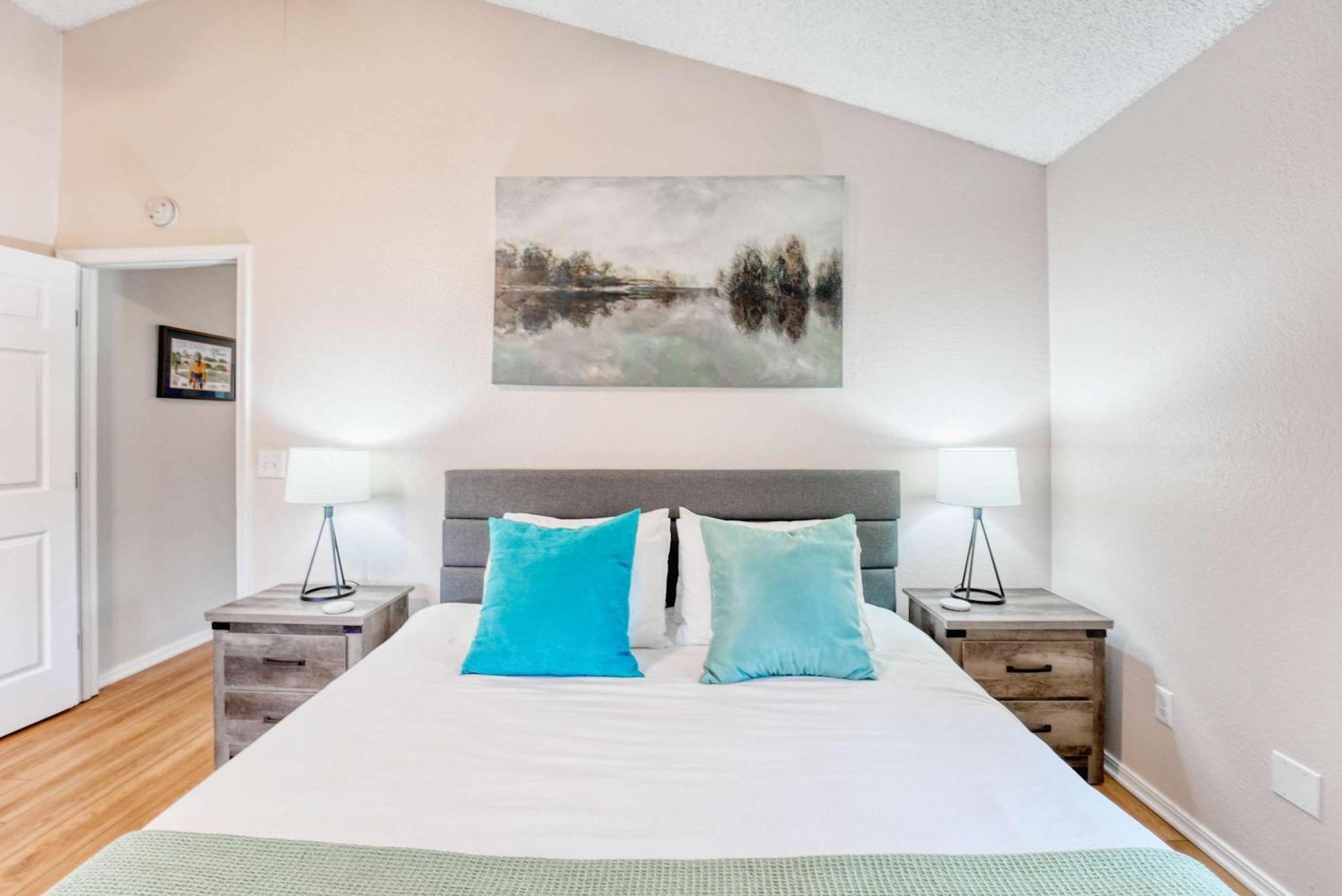 Modern Retreat - Sleeps 6 Near Trails * Bentonville