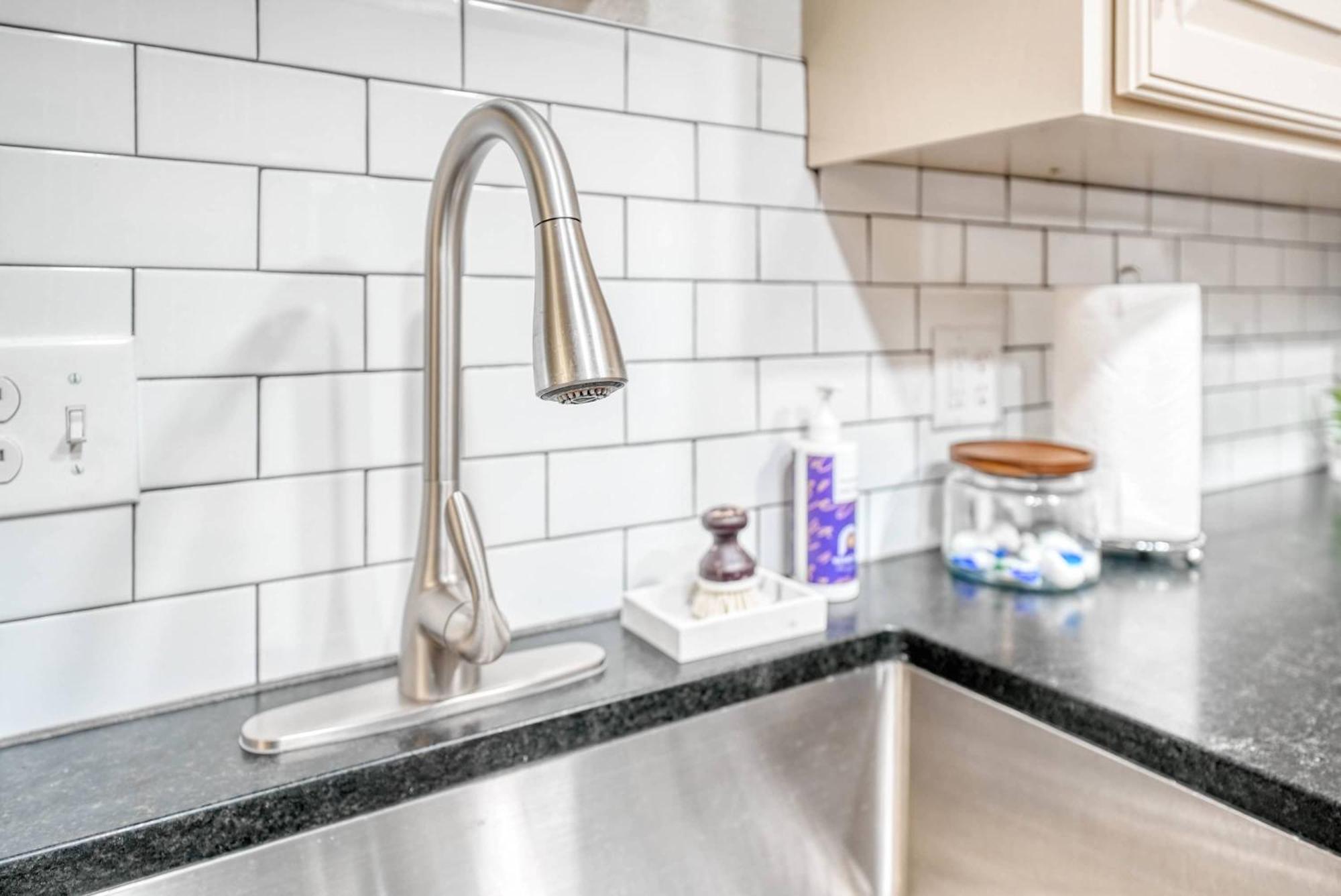 Modern Retreat - Sleeps 6 Near Trails Holiday home