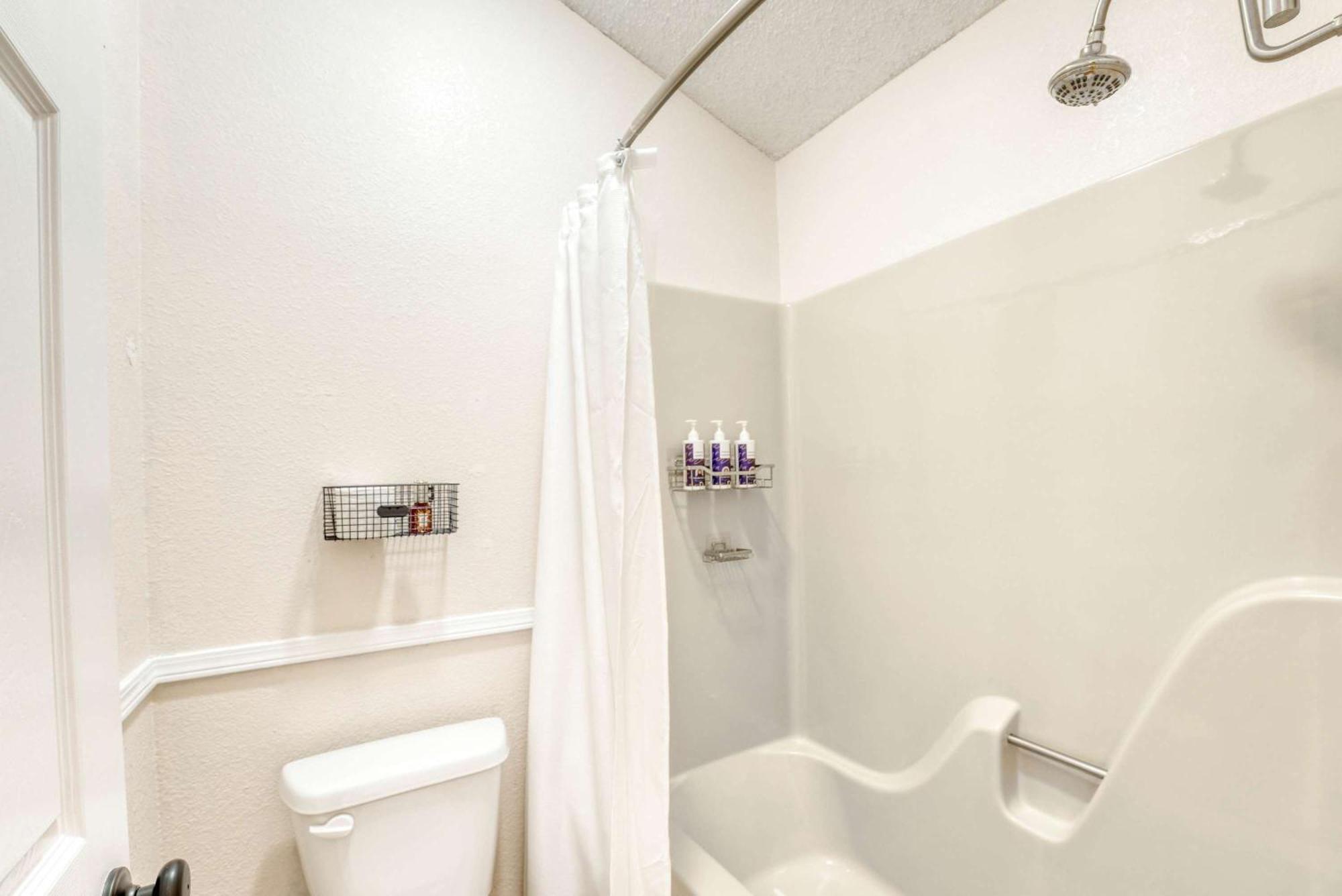 Modern Retreat - Sleeps 6 Near Trails *