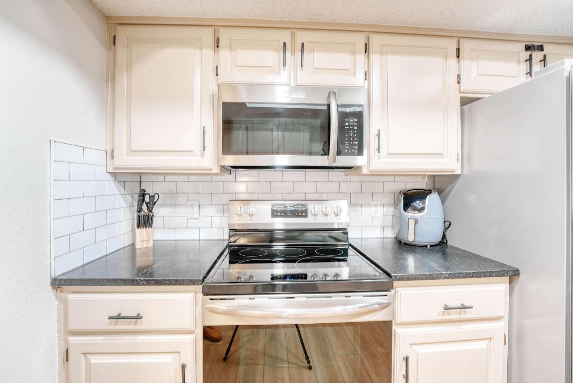 Modern Retreat - Sleeps 6 Near Trails Holiday home *