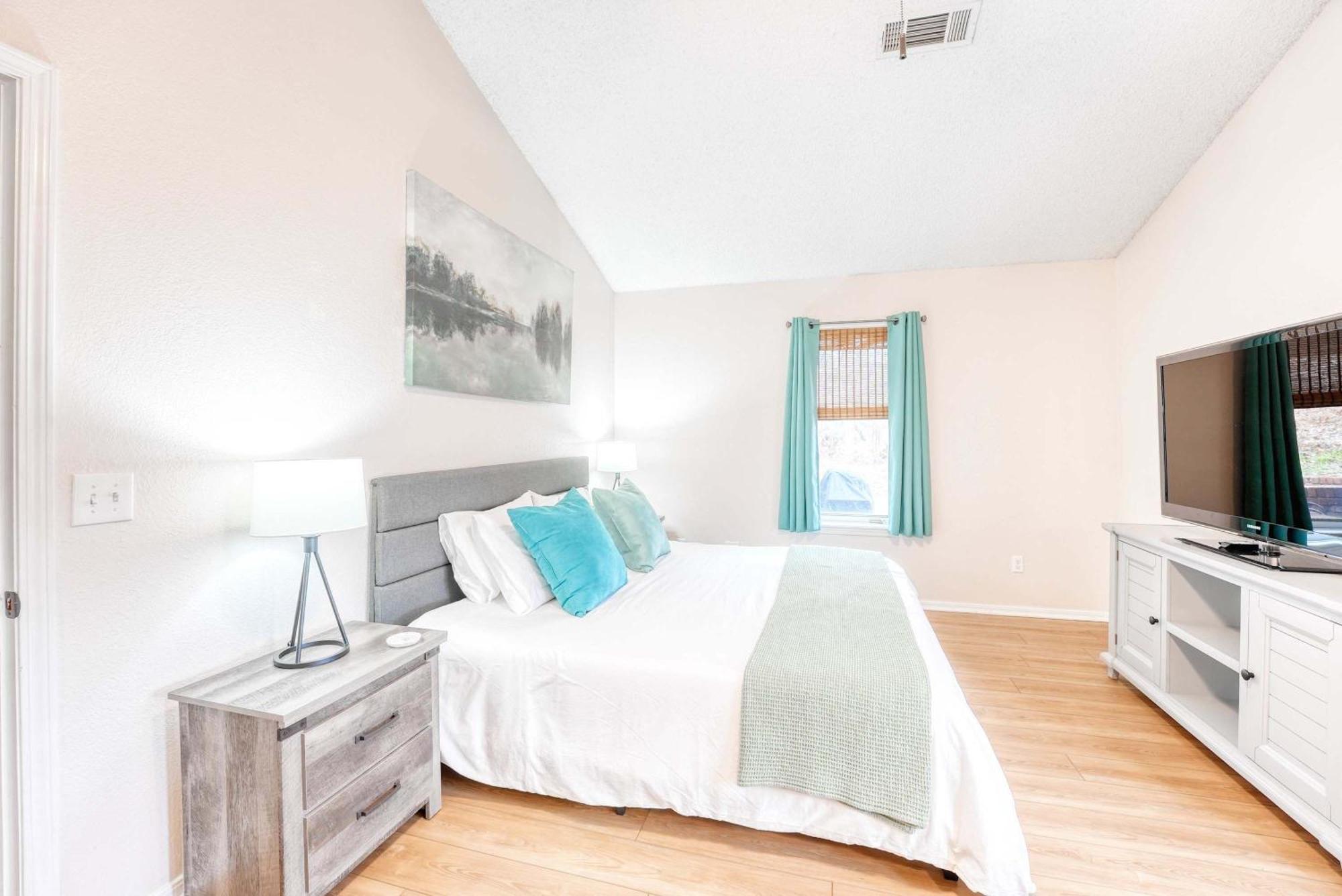 Modern Retreat - Sleeps 6 Near Trails * Bentonville