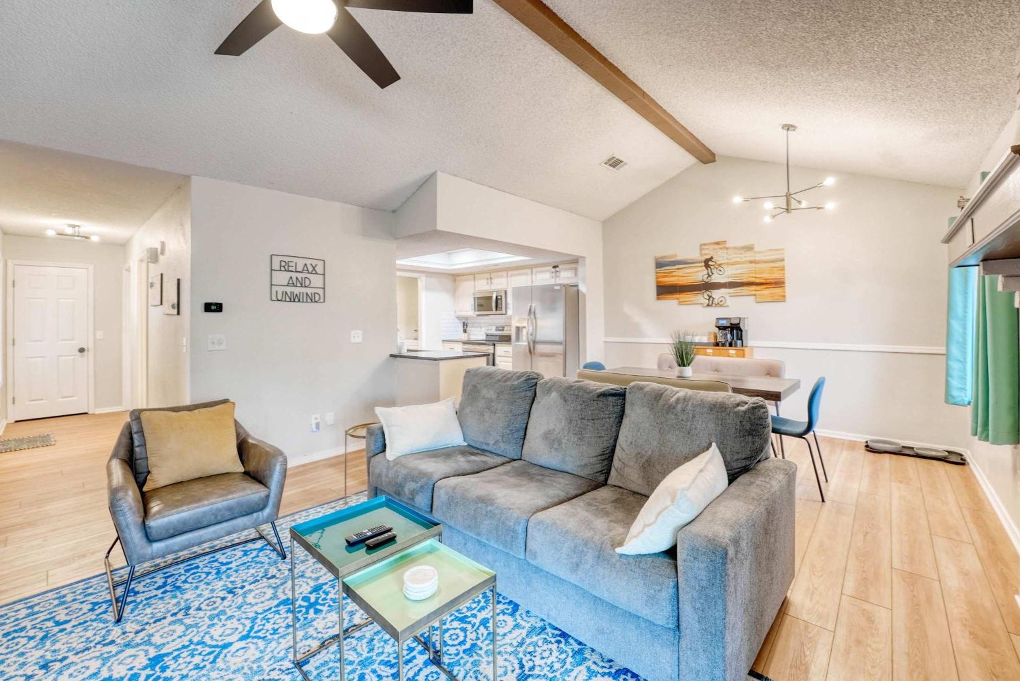 Modern Retreat - Sleeps 6 Near Trails Holiday home