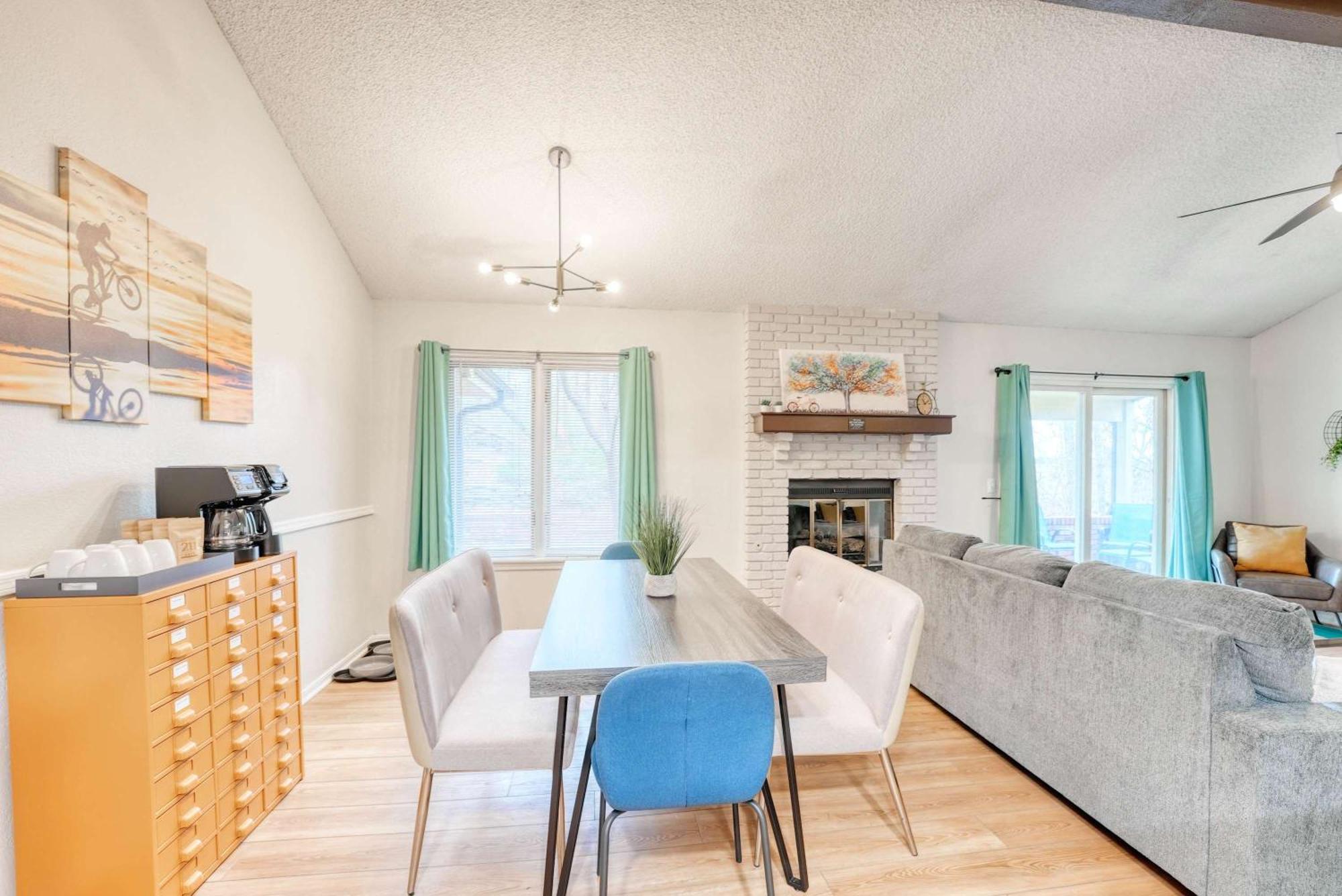 Modern Retreat - Sleeps 6 Near Trails Holiday home *