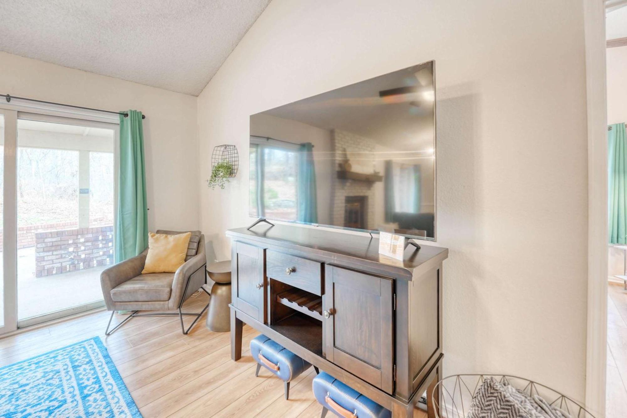 Modern Retreat - Sleeps 6 Near Trails Holiday home