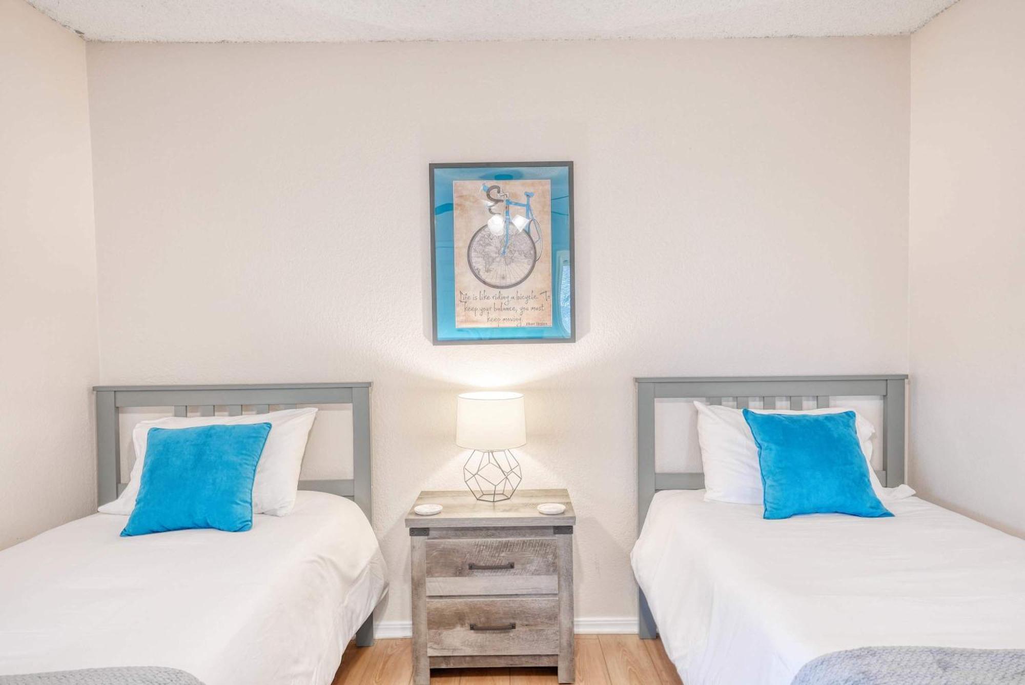 Modern Retreat - Sleeps 6 Near Trails Holiday home *