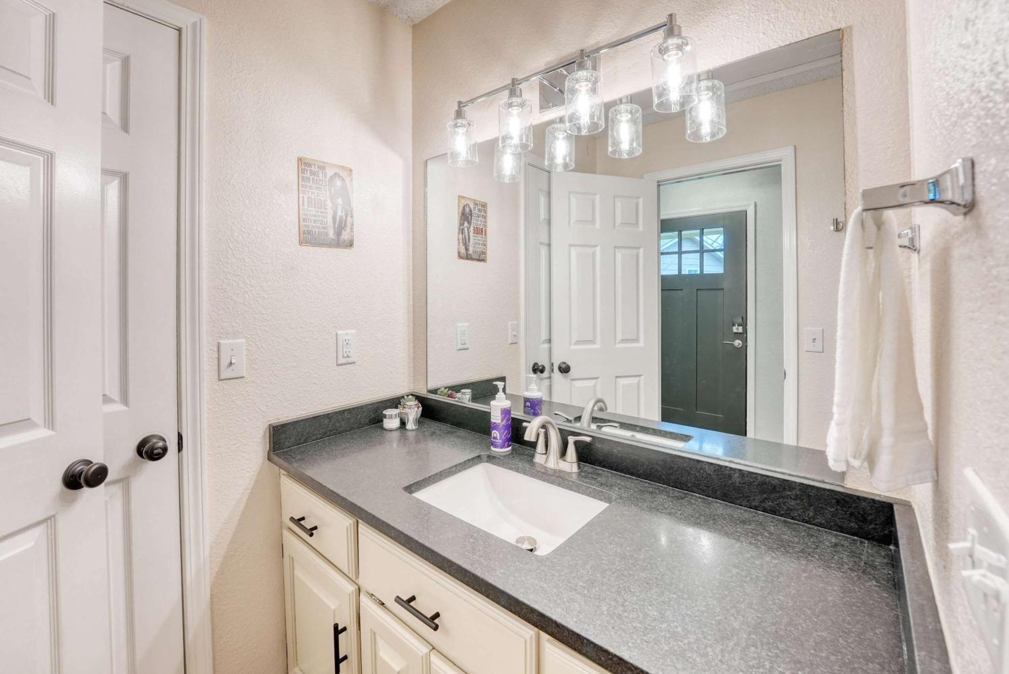 Modern Retreat - Sleeps 6 Near Trails *