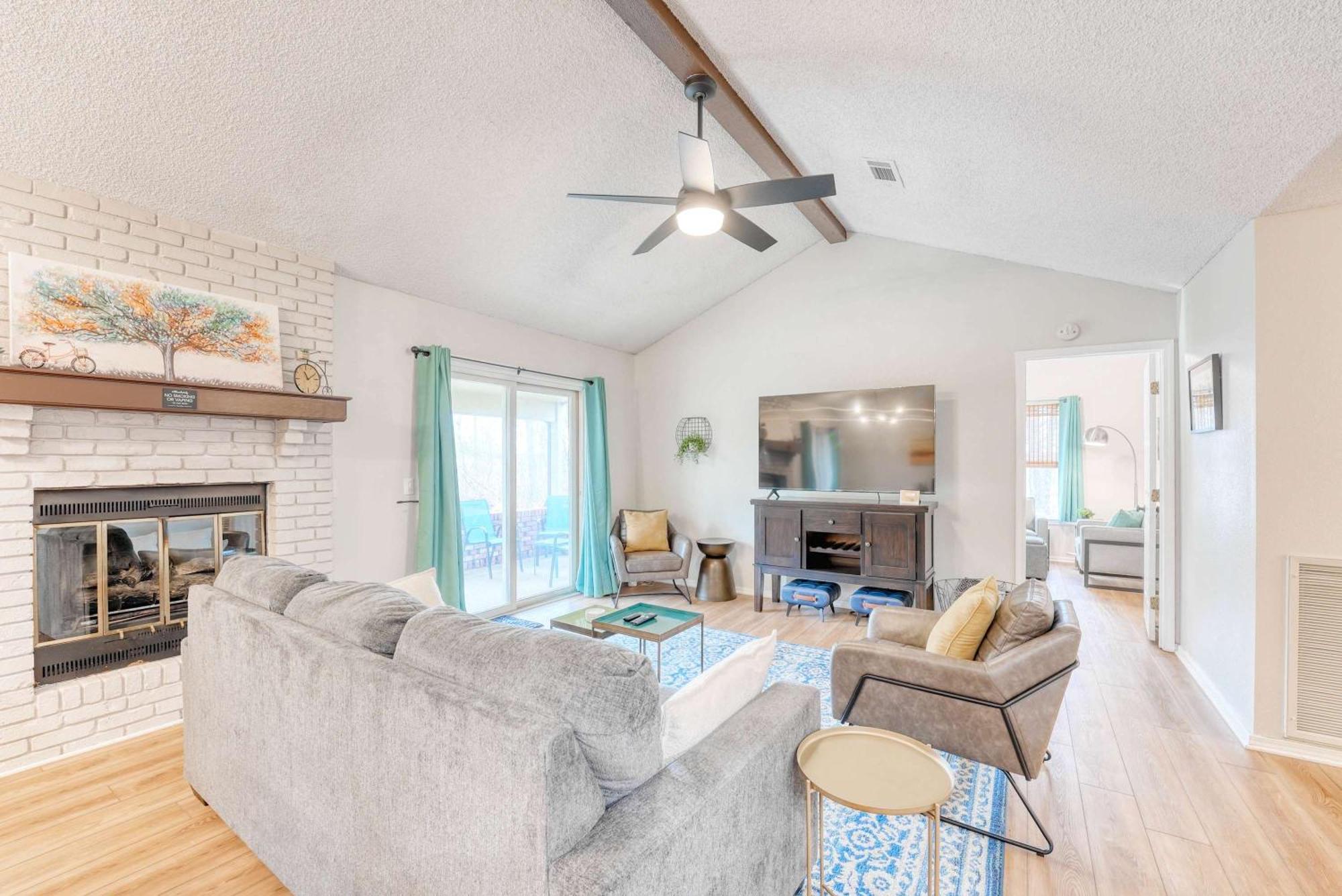 Modern Retreat - Sleeps 6 Near Trails Holiday home