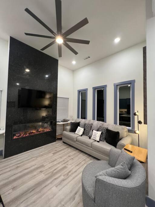 Perfectly Located 2 Bed/2 Full Bathroom/1 Sofa Bed *