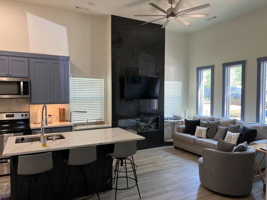 Villa Perfectly Located 2 Bed/2 Full Bathroom/1 Sofa Bed *