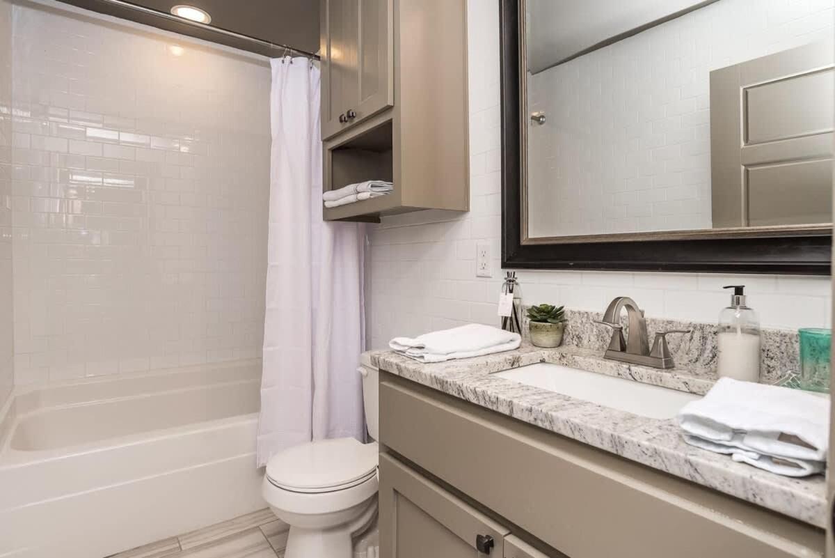 Walk To Square - Cozy & Convenient Apartment *