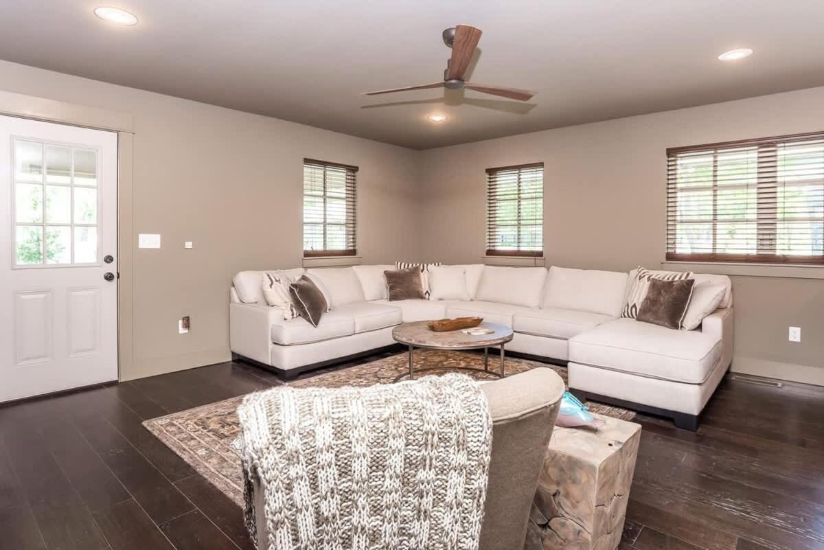 Walk To Square - Cozy & Convenient Apartment