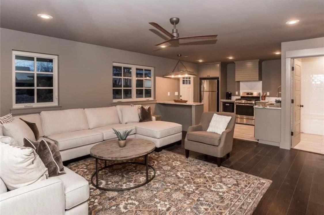 Walk To Square - Cozy & Convenient Apartment