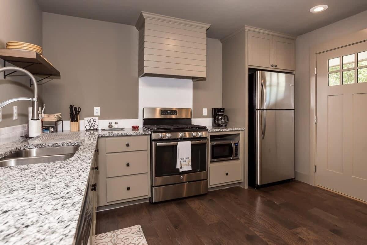 Steps To Square & Trails Apartment *