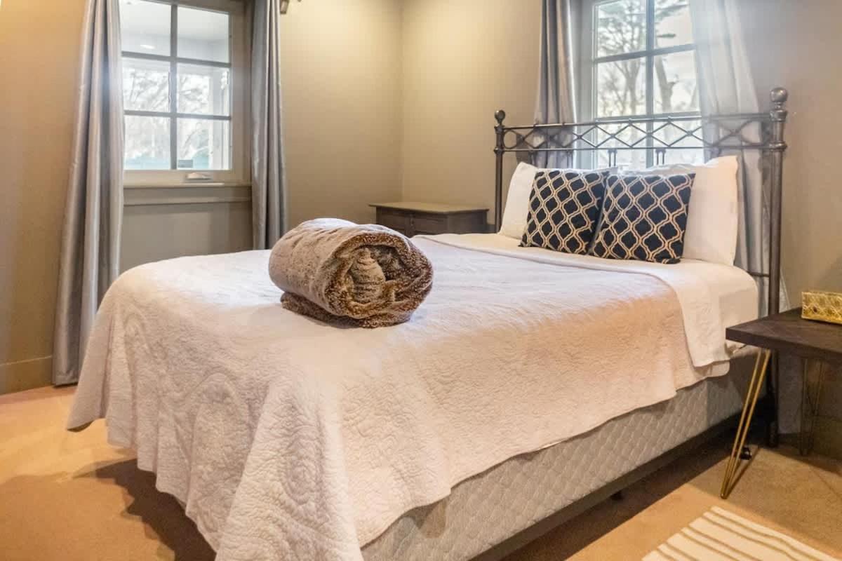 Steps To Square & Trails Apartment