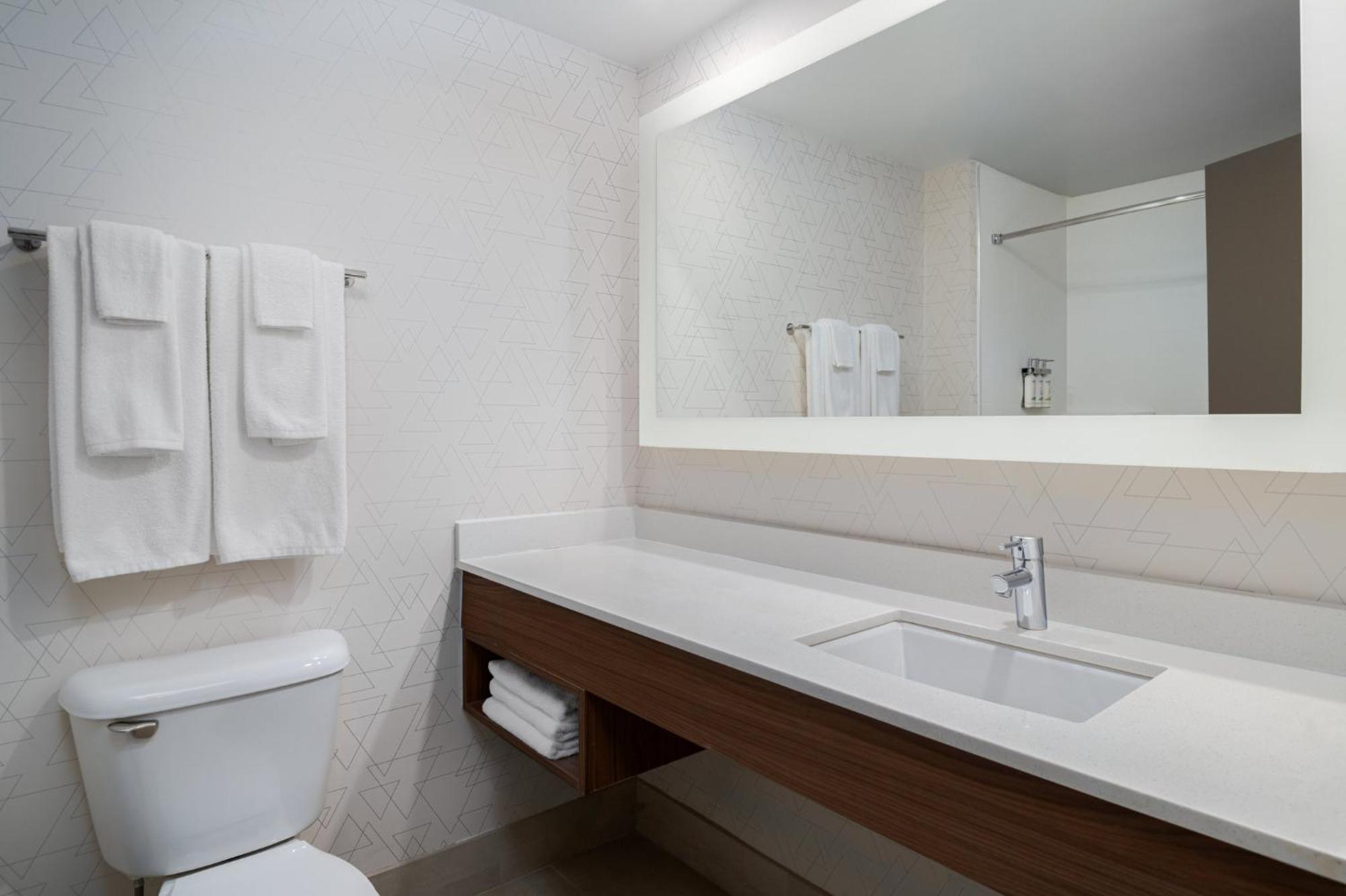 Express & By Ihg 2* Bentonville