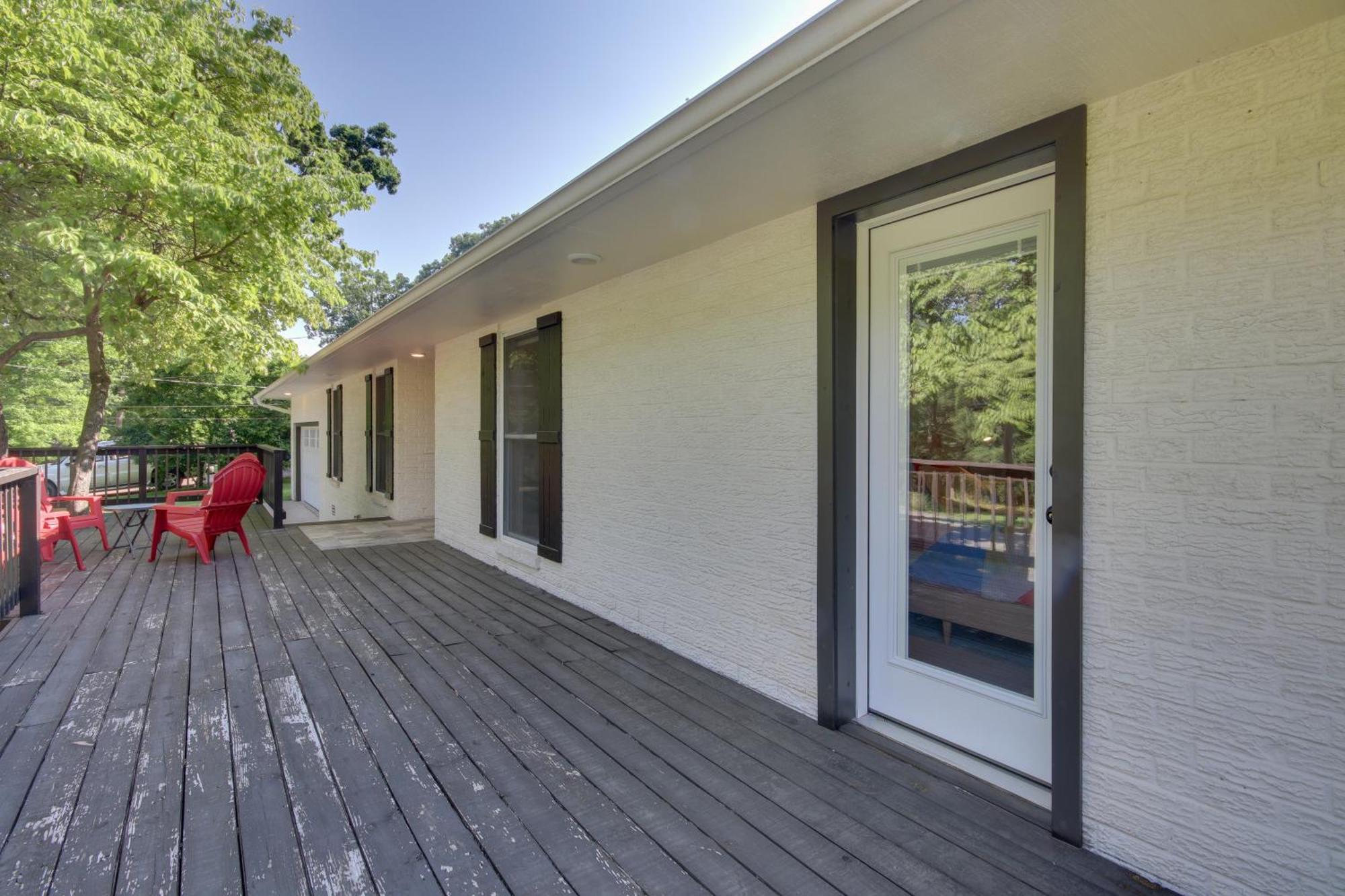 Sunny And Chic Retreat With Spacious Yard And Patio!